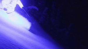 夜晚荧光滑雪