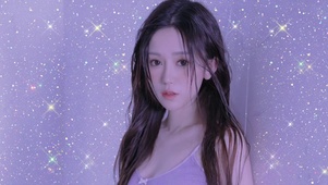 白嫩水灵吊带美女
