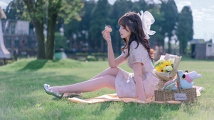 草地上的可爱萝莉少女女神