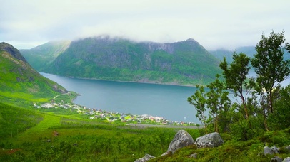高山下湖边村庄 