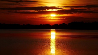 安静的夕阳湖面