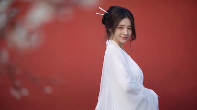 红墙古装少女