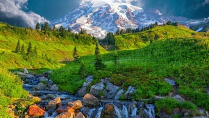 雪山绿草地