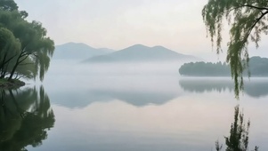 晨雾清新湖泊