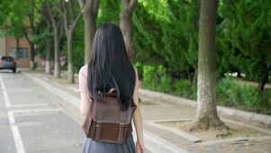 4K女同学上课小路呼唤同伴