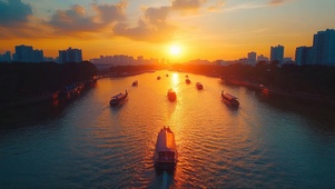 黄昏城市河流游船