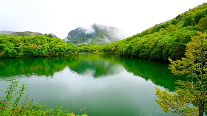 云雾绕缭青山绿水湖
