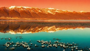 日照金山唯美湖畔风景