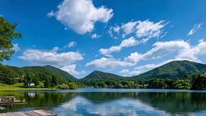 护眼蓝天白云树木河流山川带鱼屏
