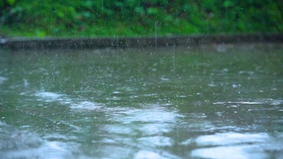 4K倾盆大雨雨滴落下高清