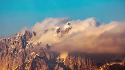 群山环绕层云叠嶂云层山峰