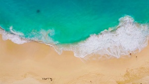 俯看海浪沙滩