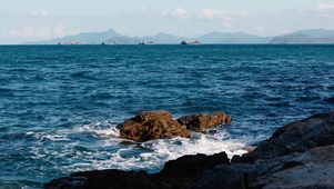 浪花击石