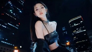夜空城市里的性感美女