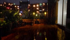 城市阳台雨夜