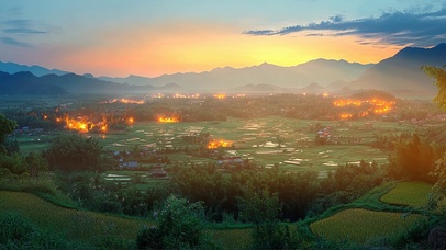 静谧落日山谷梯田风光