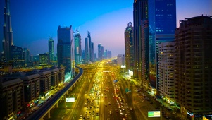 4k迪拜大街车水马龙夜景