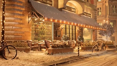 夜晚下雪的街道