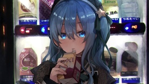 喝饮料的女孩