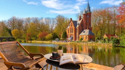 早晨湖边咖啡厅