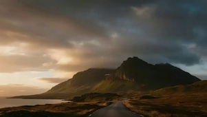 静谧日落高山湖泊