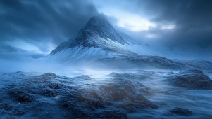 迷雾雪山雪原