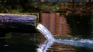 汩汩水流