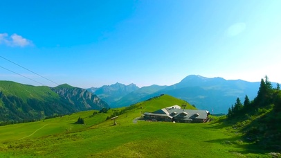 航拍大草原推进