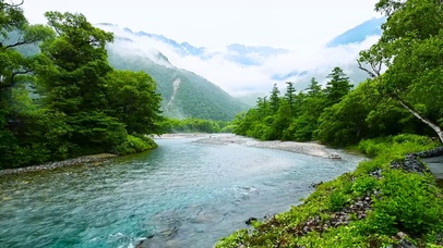 高山云雾河流
