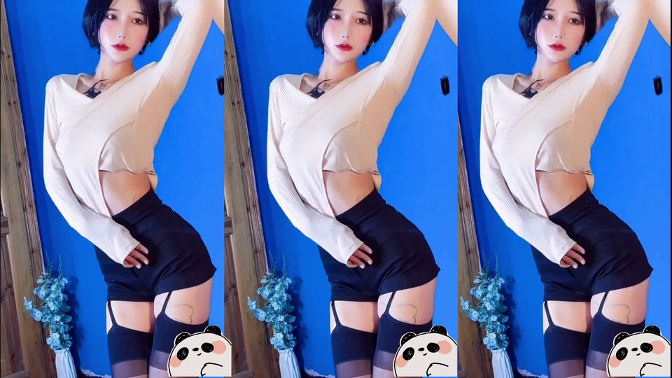 重复三格的短发女生，穿米白露腰上衣黑色短裤，背景为亮蓝色墙面，角落摆放浅蓝色花束。