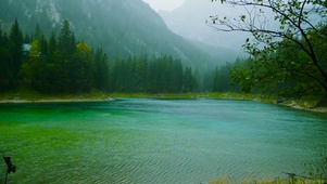 绿林山涧潭水