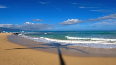 清澈海滩碧蓝天空
