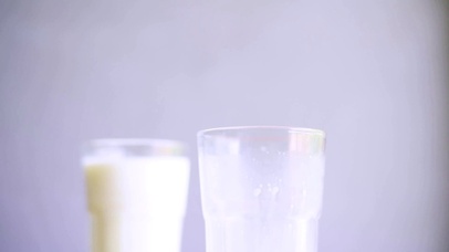 4K 高清 模糊背景的牛奶