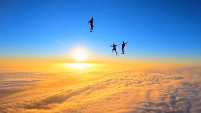 云层上高空跳伞