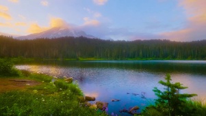 静谧雪山下傍晚湖泊