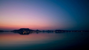 星空海上流星划过