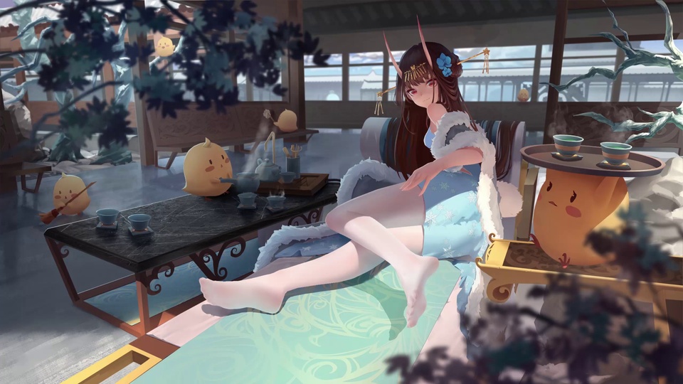 长黑发带角少女穿浅蓝雪花纹旗袍配白袜，坐于古风廊下茶席软垫，身旁有黄色圆滚滚萌宠与青瓷茶具。