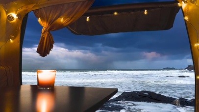 停在海邊的房車