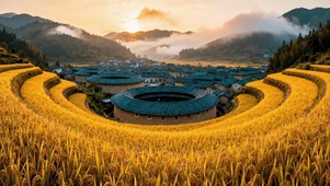 秋日晨光土楼梯田风光