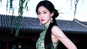 绿衣古风少女