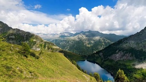 治愈风景蓝天白云大山河流