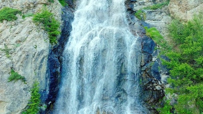 治愈山涧瀑布4K