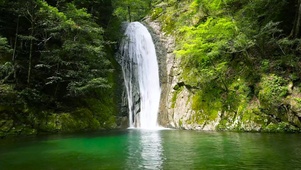 山涧瀑布潭水