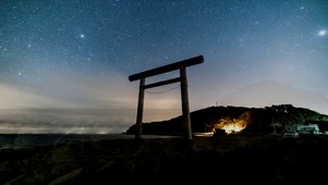 星空下的鸟居
