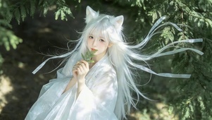 清纯绿荫下女孩