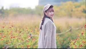 花丛中的一个小可爱