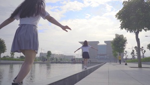 在奔跑的青春少女