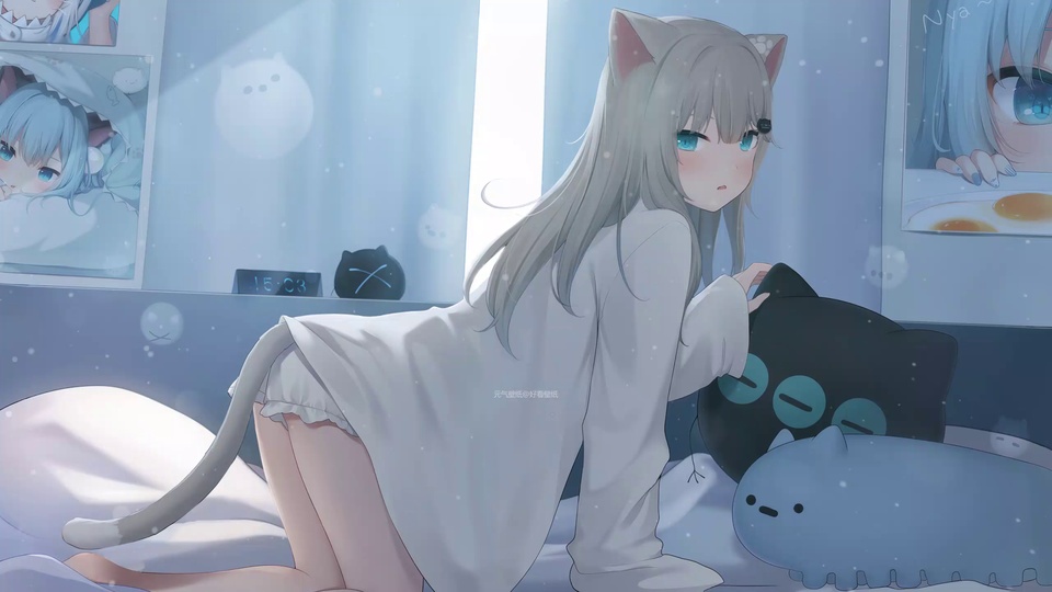 浅灰长发猫耳少女跪坐卧室床上，穿宽松白色长袖上衣，手扶黑色猫咪造型抱枕，身侧摆放浅蓝色猫咪抱枕，浅蓝墙面布置装饰画、黑色电子时钟与小猫摆件，墙面投射带小猫轮廓的窗格光影。