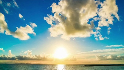 夕阳下的海边蓝天白云唯美治愈