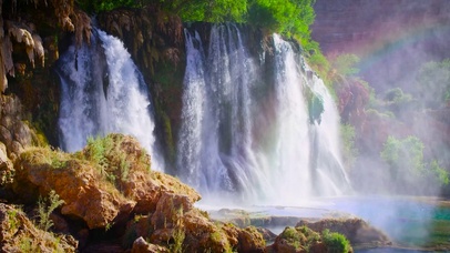 唯美阳光下的瀑布